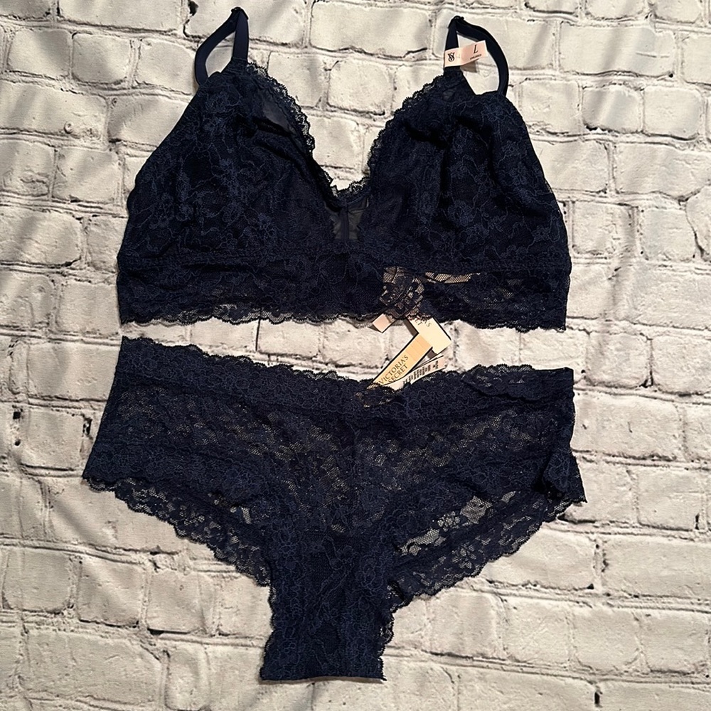 Brand new Victoria’s Secret Posey Lace Bralette size LG FREE PANTY